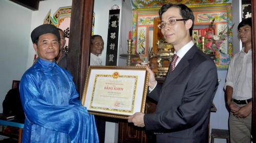 МИД вручило похвальную грамоту семье Данг в островном уезде Лишон - ảnh 1